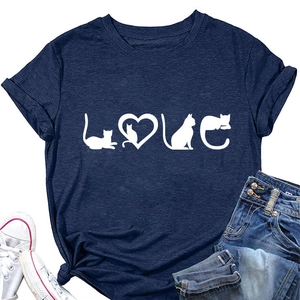 Vue détaillée de face du T-shirt bleu marine avec motif LOVE imprimé chat blanc