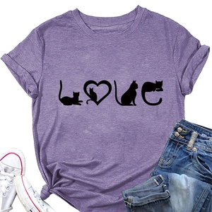 T-shirt violet col rond avec imprimé chat et cœur disposé avec un jean denim