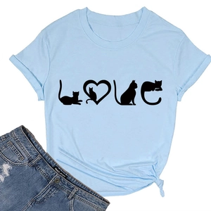 Détail d'un t-shirt bleu clair avec nœud latéral et imprimé graphique chat et coeur