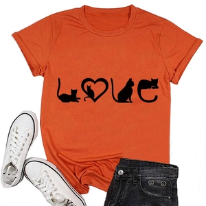 Détail d'un t-shirt orange en coton avec imprimé LOVE et silhouettes de chats noirs