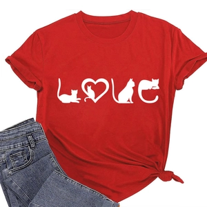 Détail du t-shirt rouge en coton avec motif de chat et cœur blanc imprimé sur le devant