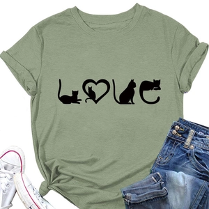 Mise à plat d'un t-shirt vert olive à imprimé chat love avec un short en jean