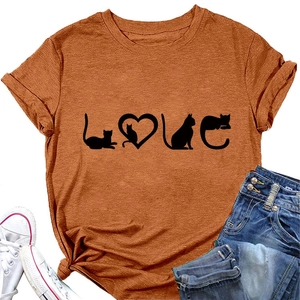 Détail du t-shirt caramel avec imprimé chat love et finitions aux manches