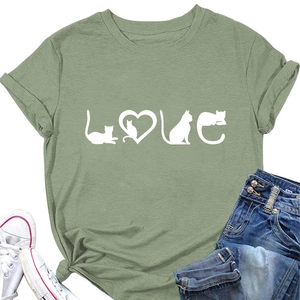 Détail du t-shirt vert sauge avec imprimé chat love, manches retroussées et col rond