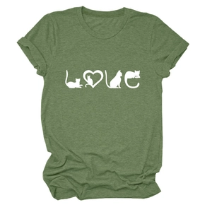 Détail du t-shirt en coton vert armée avec imprimé créatif de silhouettes de chats blancs