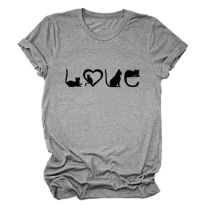 Gros plan du t-shirt gris chat montrant la texture et le motif graphique LOVE
