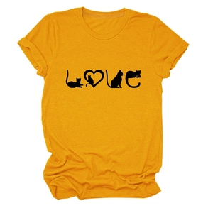 Détail d'un t-shirt jaune avec silhouette de chat noir et imprimé LOVE en cœur