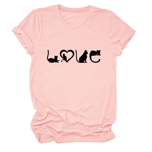 Détail du t-shirt rose à col rond avec motif LOVE chat noir et petit cœur