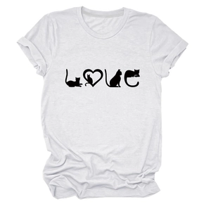 Détail de l'imprimé créatif de silhouette de chat noir et de cœur sur t-shirt blanc