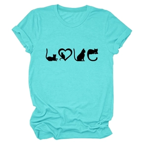 Détail d'un t-shirt bleu sarcelle avec imprimé créatif de silhouettes de chat LOVE