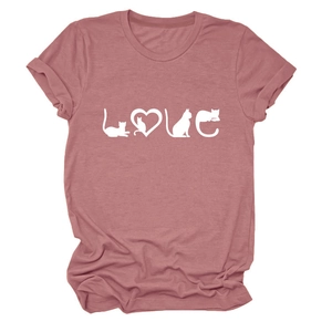 Détail de l'imprimé LOVE avec silhouettes de chats sur un t-shirt rose poudré à col rond