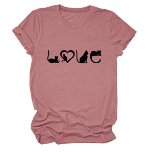 Détail de l'imprimé chat en forme de cœur et lettrage LOVE sur un t-shirt en coton rose fané