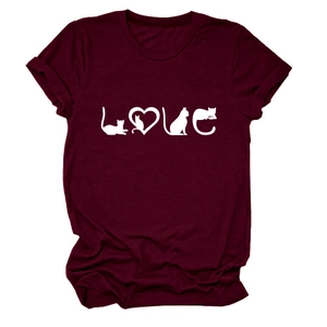 Détail d'un t-shirt bordeaux avec un imprimé graphique blanc LOVE et silhouettes de chats