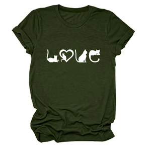 Détail du t-shirt vert foncé avec silhouettes de chats formant le mot LOVE