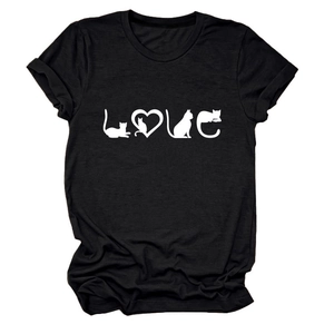 Détail de silhouettes de chat et motif de cœur formant l'imprimé LOVE sur un T-shirt noir