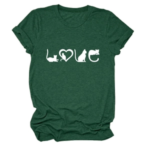 Détail de la manche à revers et de l'imprimé chat love sur le t-shirt en coton vert