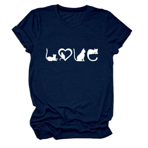 Détail de l'encolure du t-shirt bleu marine et de l'imprimé graphique LOVE chat blanc
