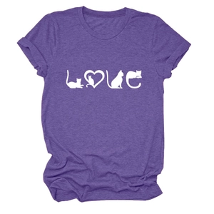 Détail de l'imprimé LOVE avec silhouettes de chats blancs sur un T-shirt violet