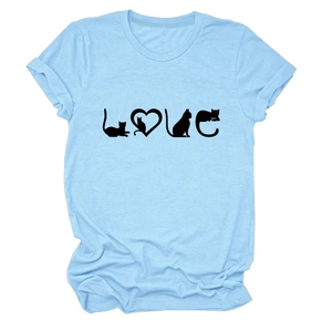 Gros plan du T-shirt bleu clair avec imprimé créatif de silhouettes de chats LOVE