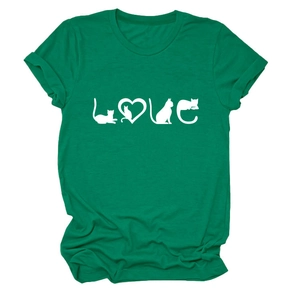 Détail du t-shirt en coton vert foncé avec un imprimé créatif de chat et de cœur