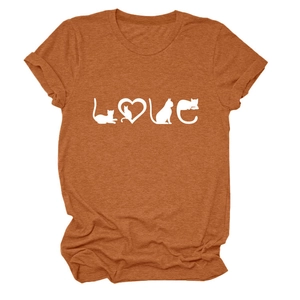 Détail d'un t-shirt en coton terracotta avec un imprimé graphique chat et cœur LOVE