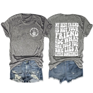 Vue avant et arrière du t-shirt gris à imprimé vintage avec short en jean bleu