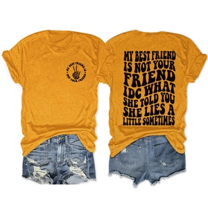 Vue à plat du dos du t-shirt jaune gingembre et de l'ensemble short en jean vieilli