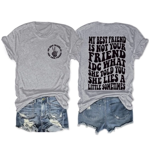 Tenue d'été avec t-shirt gris imprimé au dos et short en jean style décontracté