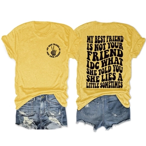 Détails avant et arrière d'un t-shirt jaune à message avec un short en jean bleu