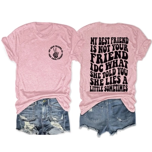 T-shirt rose avec impression au dos et short en jean bleu usé au style décontracté