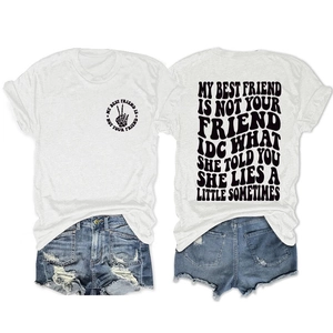 Détail de t-shirt blanc imprimé texte noir et short en jean bleu vintage effet déchiré