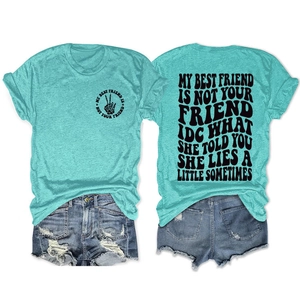 Détail du t-shirt vert menthe avec texte 'My Best Friend' et short en jean bleu délavé