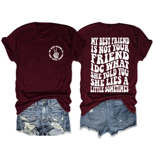 T-shirt bordeaux avec logo tête de mort blanc à l'avant et lettrage artistique au dos