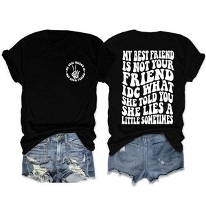 Détail du t-shirt noir avec texte style urbain américain blanc et imprimé main d'os