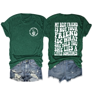 Vues avant et arrière du t-shirt vert foncé avec logo tête de mort et short en jean