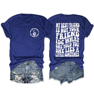 Détail d'un t-shirt bleu roi présentant des impressions graphiques et slogans recto-verso