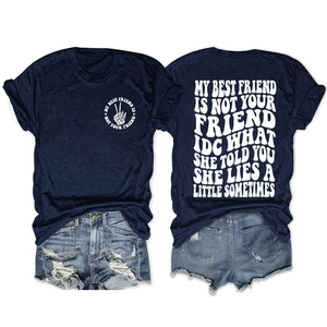 Détails avant et arrière du t-shirt bleu marine avec imprimés graphiques blancs