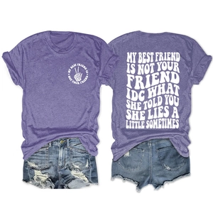 Vue avant-arrière du t-shirt violet avec lettrage et short en jean bleu déchiré