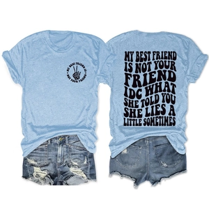 Détails à plat montrant l'avant et l'arrière du t-shirt bleu clair avec texte imprimé