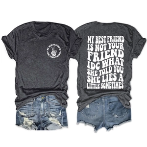 Vue avant et arrière du t-shirt gris avec citation d'amitié et short en jean bleu
