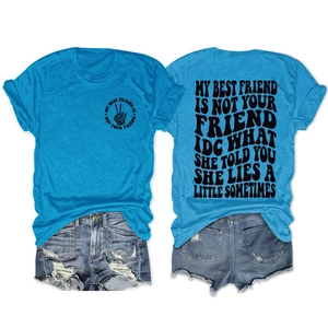 T-shirt bleu en coton avec typographie vintage et short en jean vieilli posés à plat