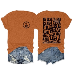 T-shirt orange à col rond avec impression au dos et short en jean bleu délavé