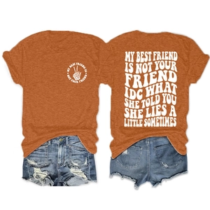 T-shirt en coton orange brûlé avec slogan vintage et short en jean bleu délavé