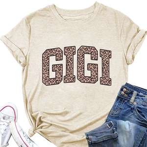 Détail de l'imprimé léopard GIGI sur un t-shirt beige à manches courtes en coton