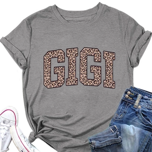 T-shirt gris à col rond avec lettrage GIGI à motif léopard posé à plat avec un jean bleu
