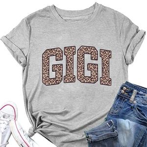 T-shirt gris en coton avec grand slogan GIGI imprimé léopard présenté à plat sur le sol