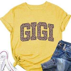 Détail du t-shirt jaune en coton avec lettres GIGI léopard et nœud sur le côté du bas