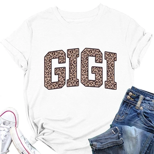 Détail de l'imprimé léopard GIGI sur un t-shirt blanc en coton avec nœud latéral