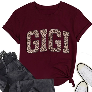Détail du t-shirt bordeaux avec imprimé GIGI léopard, manches à revers et nœud à l'ourlet