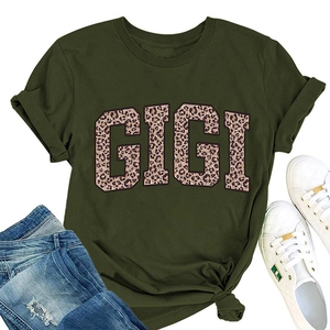 T-shirt vert foncé avec texte GIGI léopard à plat avec un jean délavé et baskets